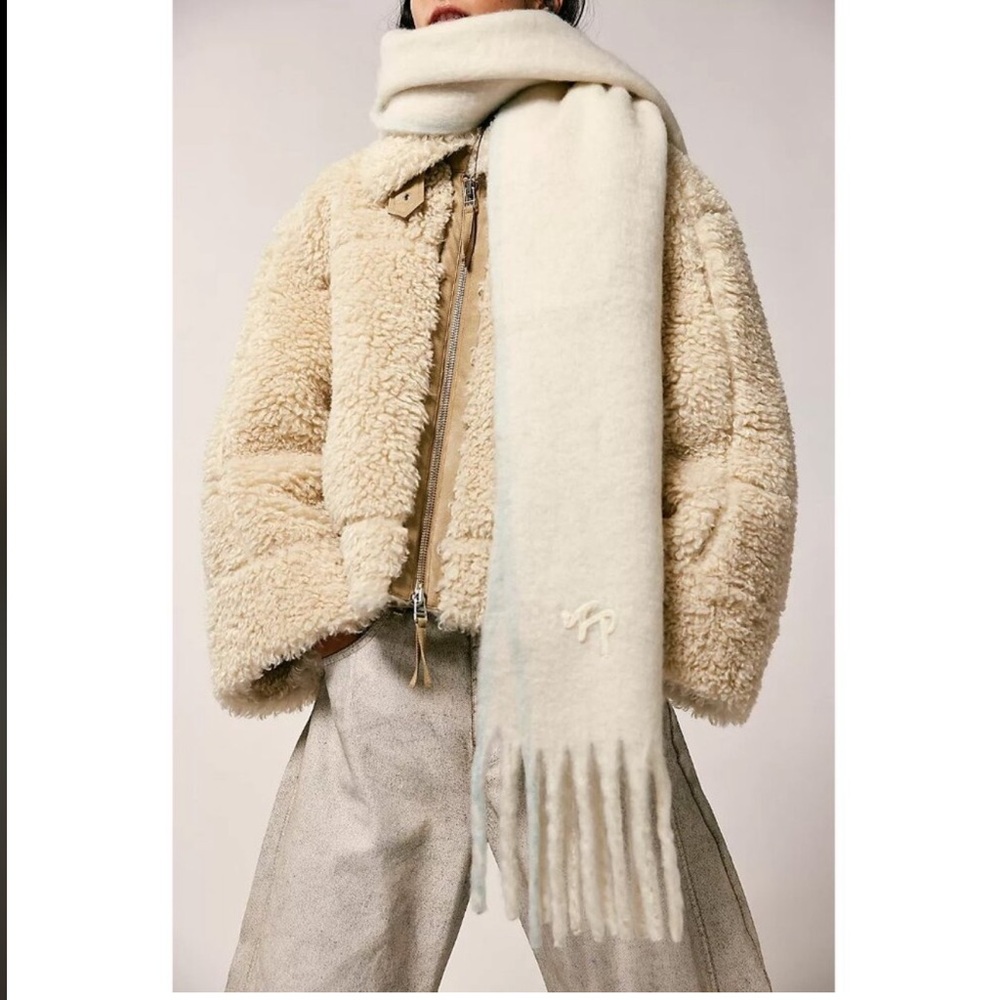FREE PEOPLE Winter Chill Blanket
Scarf / Ivory